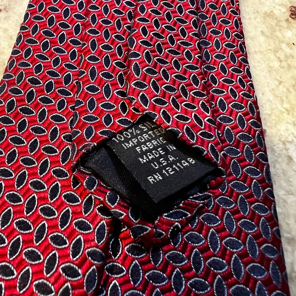 Hart Schaffner Marx Mens Red Navy Blue Geometric Medallion 100% Silk Necktie USA